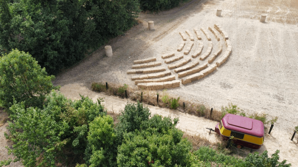 vu drone de la scène dans le champs de la ferme du mont d'or 