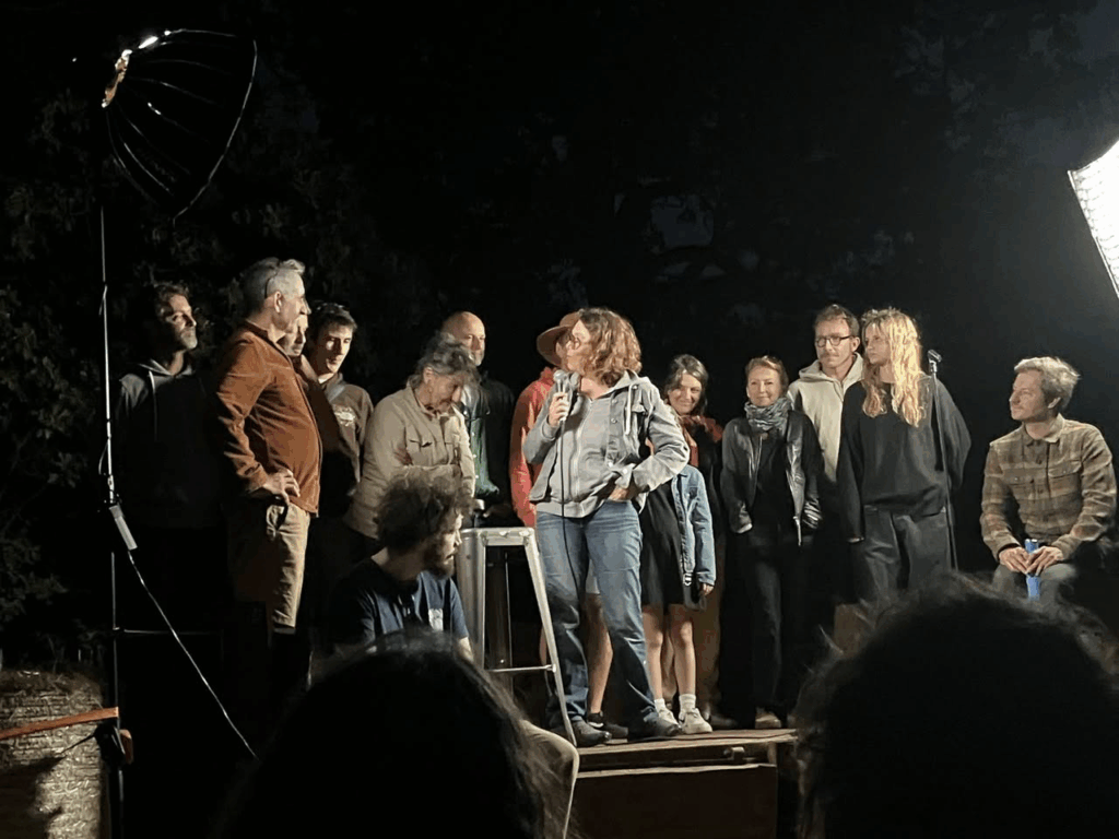 une partie du collectif l'émoi en nous sur scène après le spectacle de Nicolas Meyrieux